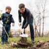 bambino impara a piantare un albero