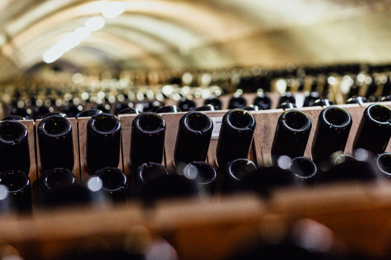 Imbottigliamento del vino: il calendario lunare 2025